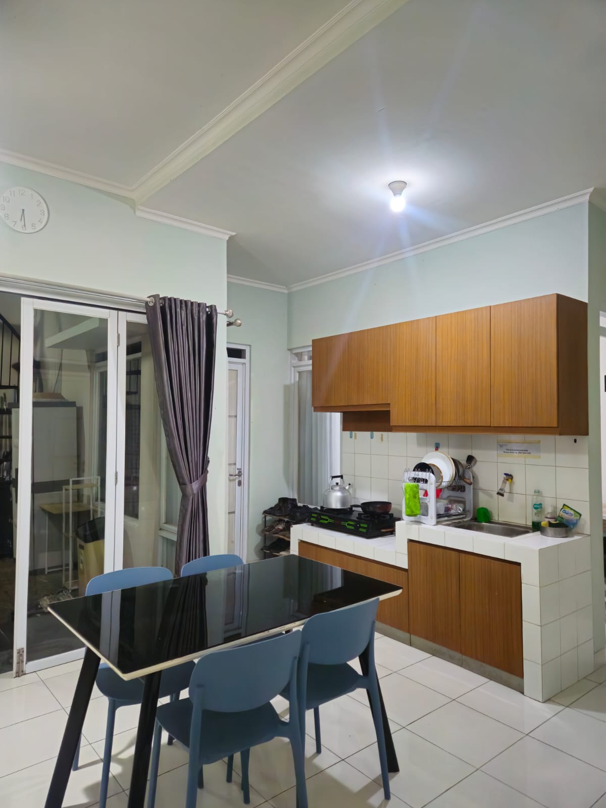 Area dapur dan ruang makan bersama